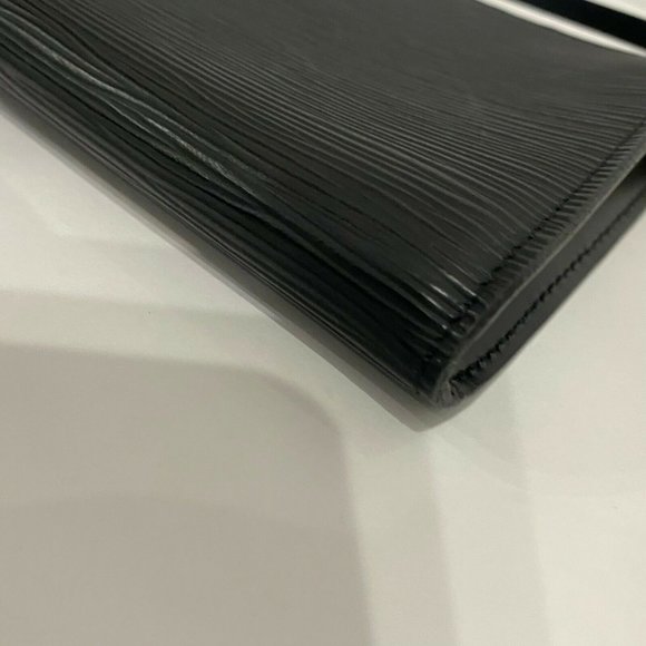 Authentic Louis Vuitton Pochette Accessories Epi Leather - Picture 11 of 16